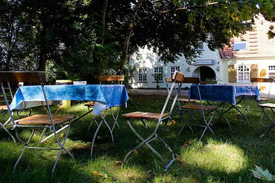 Sitzplätze im Garten vor Pein's Gästehaus in Lilienthal