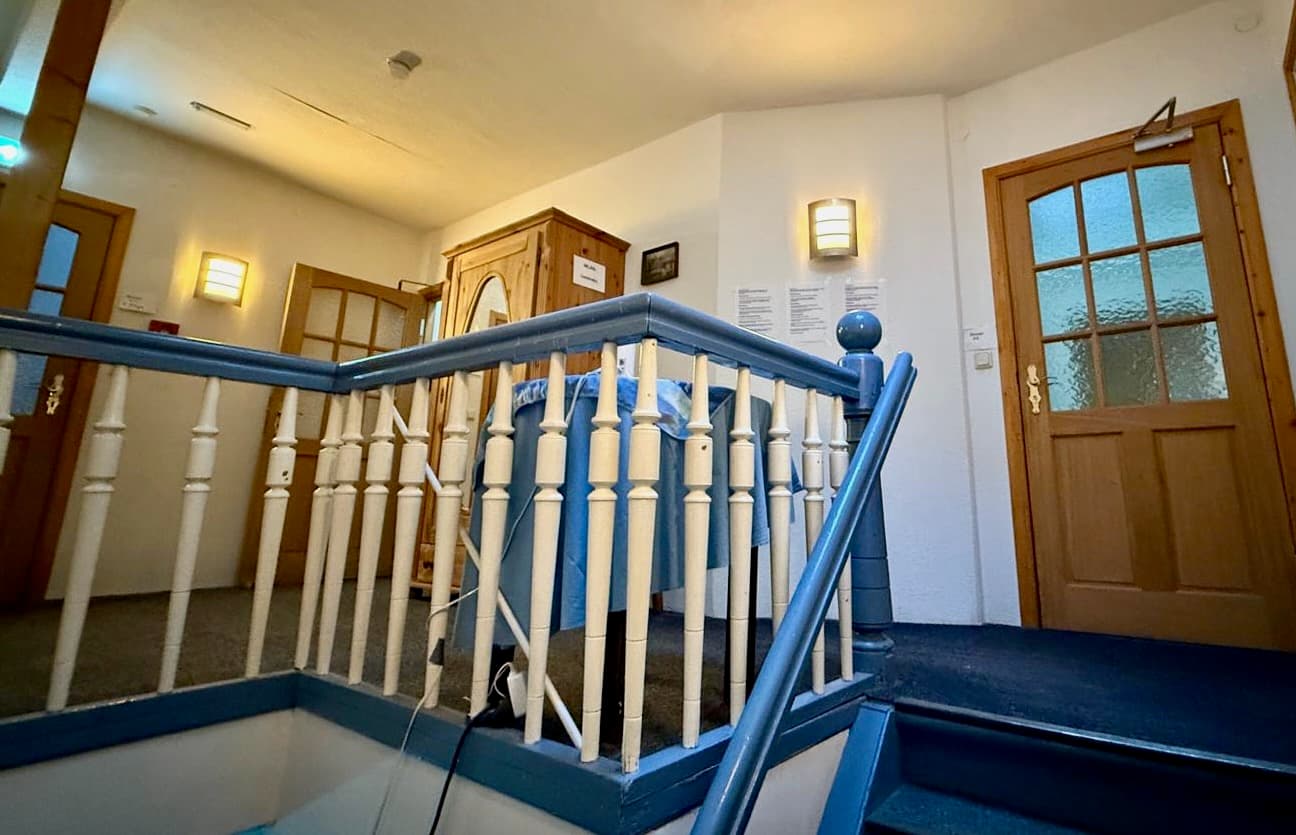 Heller Flur im Obergeschoss des Gästehauses