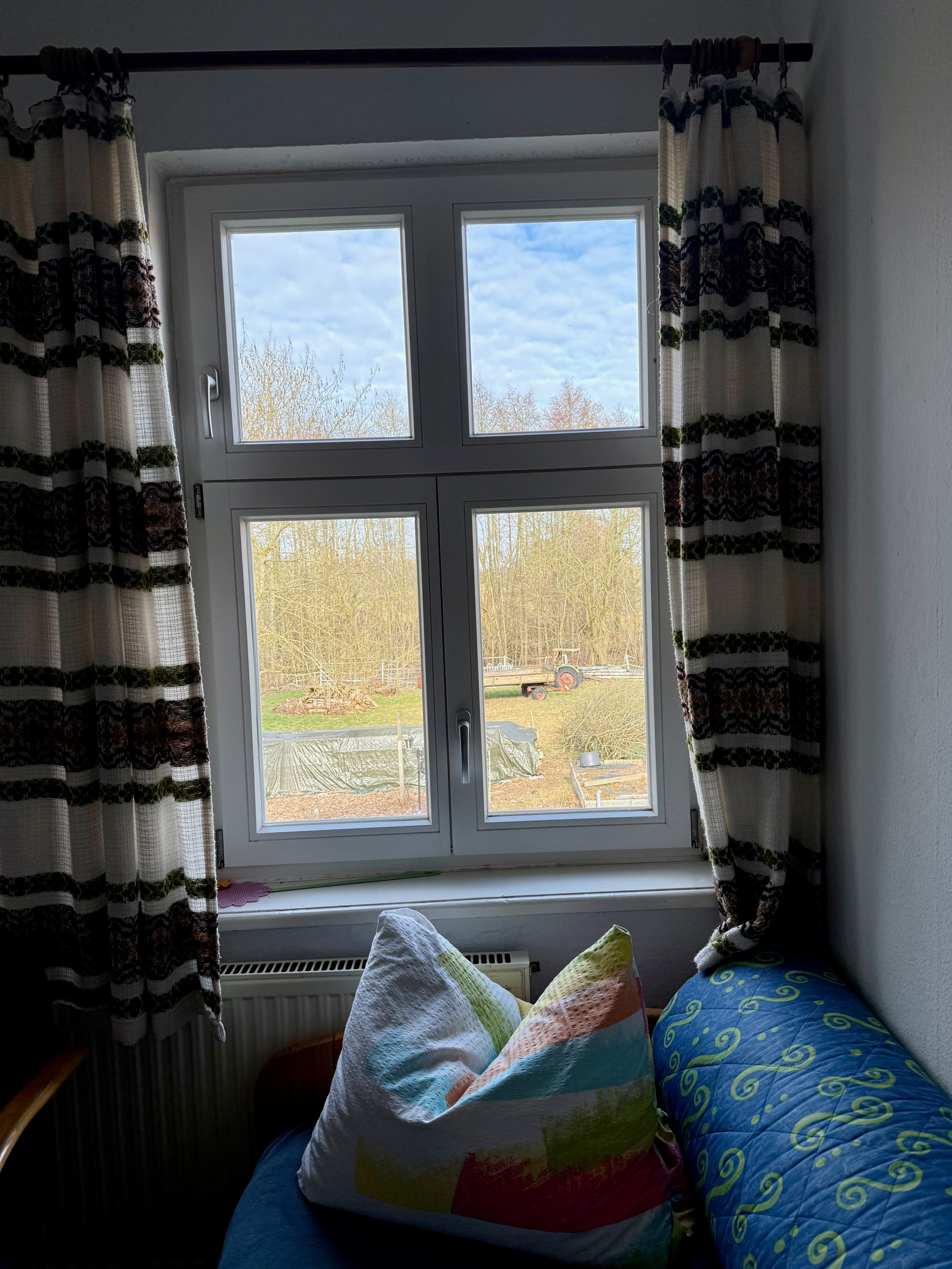 Fensterplatz mit Sitzliege und Blick ins Grüne